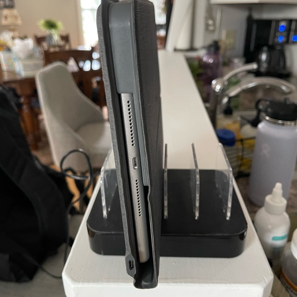 Multi port charger - Picture 4 of 4